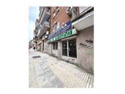 Fachada de un local comercial en el Paseo de la Pampa con letrero verde y blanco