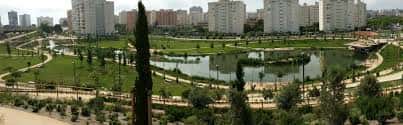 Vista panorámica del Parque La Marjal con lagos y zonas verdes