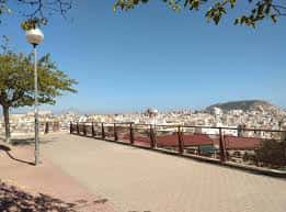 Vista panorámica del parque con sendero y ciudad de Alicante al fondo