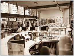 Interior de la biblioteca con estanterías y mesas de lectura