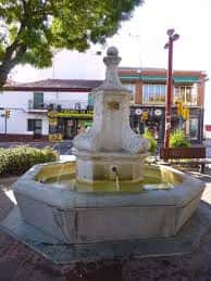 Fuente principal del Parque de la Fuente con arquitectura clásica