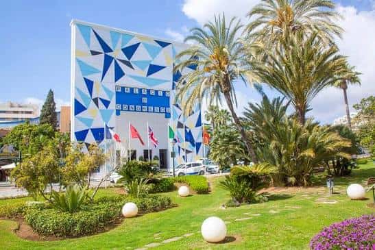 Vista exterior del Palacio de Ferias y Congresos de Marbella con su distintiva fachada geométrica y jardines
