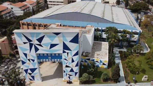 Vista aérea del complejo del Palacio de Ferias y Congresos mostrando su estructura y entorno urbano