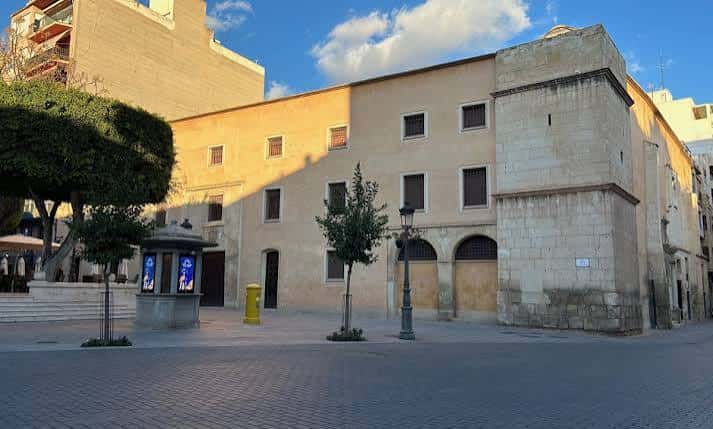 Vista exterior del Centro Cultural Las Clarisas en Elche