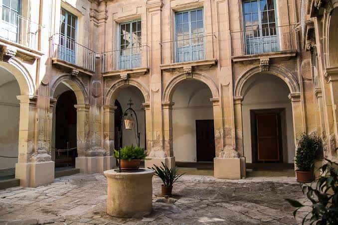 Patio interior con arcos y columnas del Centro Cultural Las Clarisas