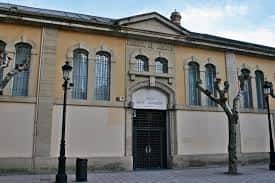 Entrada principal de la Sala Amós Salvador, vista frontal del edificio con puerta central y farolas