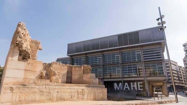 Vista exterior del Museo Arqueológico y de Historia de Elche (MAHE) con ruinas romanas en primer plano