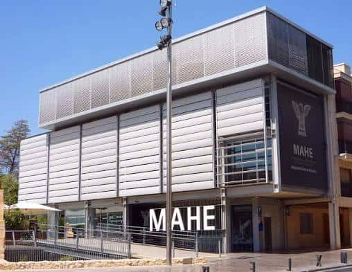 Fachada moderna del MAHE con letrero institucional y acceso principal