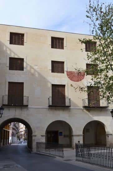 Vista exterior del Museo de Arte Contemporáneo de Elche (MACE) con fachada clásica y arcos en la planta baja