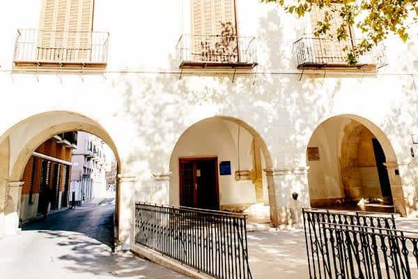 Fachada principal del MACE con arcos de entrada y detalles arquitectónicos tradicionales