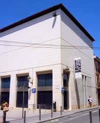 Ángulo exterior del edificio del MACE mostrando su diseño moderno y señalización en la pared