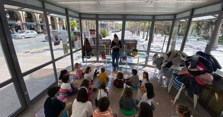 Interior del Punto de Lectura La Rosaleda con una actividad de lectura para niños
