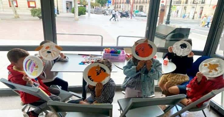Niños participando en una actividad creativa dentro del Punto de Lectura La Rosaleda