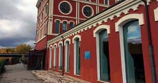 Detalle arquitectónico de la fachada roja de la Casa de las Ciencias