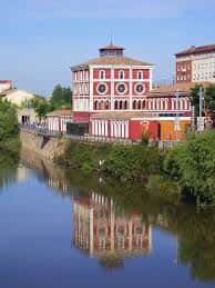 Vista exterior de la Casa de las Ciencias en Logroño con su reflejo en el río