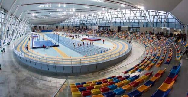 Interior de la pista cubierta durante un evento deportivo con espectadores