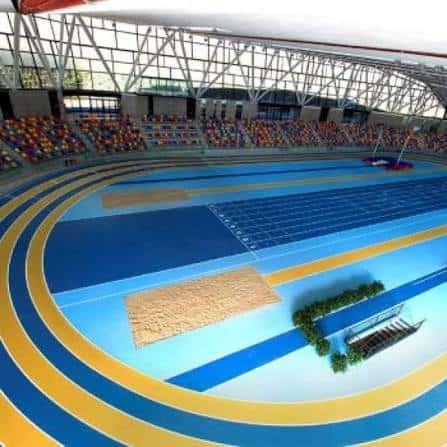 Plano cenital de la pista de atletismo con zona de salto y vallas