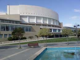 Vista exterior del Auditorio y Centro de Congresos Víctor Villegas con fachada moderna y zona ajardinada