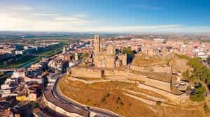 Vista aérea del conjunto monumental de la Seu Vella con la ciudad al fondo