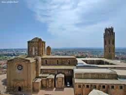 Vista desde la parte superior de la Seu Vella mostrando la catedral y la torre del campanario