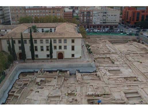Vista panorámica del Palacio de San Esteban con excavaciones arqueológicas en primer plano