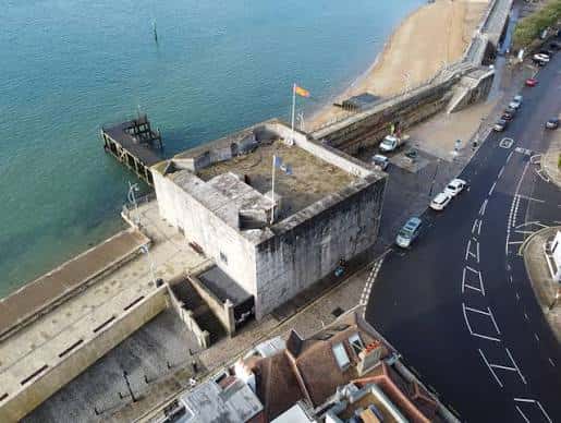 Vista aérea del Square Tower en Portsmouth con bandera española y entorno costero