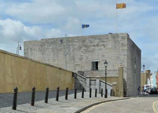 Fachada principal del Square Tower con banderas y escalinata de acceso