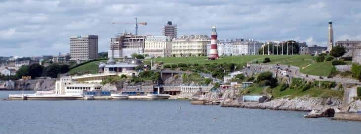 Panorámica de Plymouth Hoe desde Mount Batten mostrando el faro y la ciudad de fondo