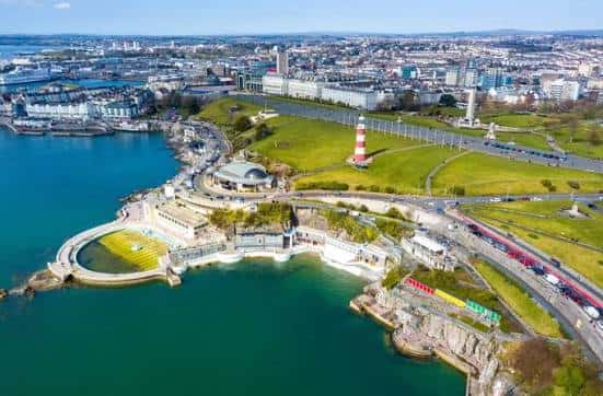 Vista aérea de Plymouth Hoe con el faro, el Plymouth Pavilions y la ciudad de Plymouth al fondo
