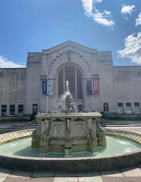 Fachada principal de la Southampton City Art Gallery con fuente en primer plano