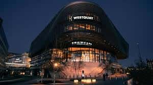 Vista nocturna del centro comercial Westquay donde se encuentra el cine