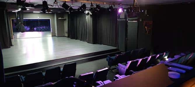 Vista panorámica del escenario y sala de eventos con iluminación profesional