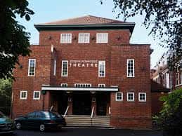 Fachada exterior del Joseph Rowntree Theatre en York, edificio de ladrillo rojo con letrero visible