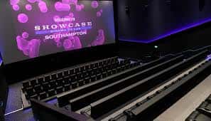 Interior de la sala de cine con butacas reclinables y pantalla gigante