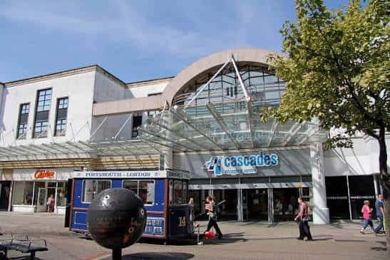 Vista del centro comercial Cascades en Commercial Road