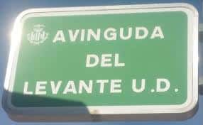Señal de tráfico verde indicando la Avenida del Levante U.D.