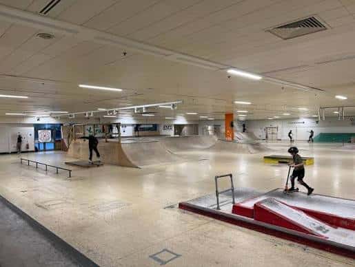 Vista general del interior del skatepark con varios usuarios