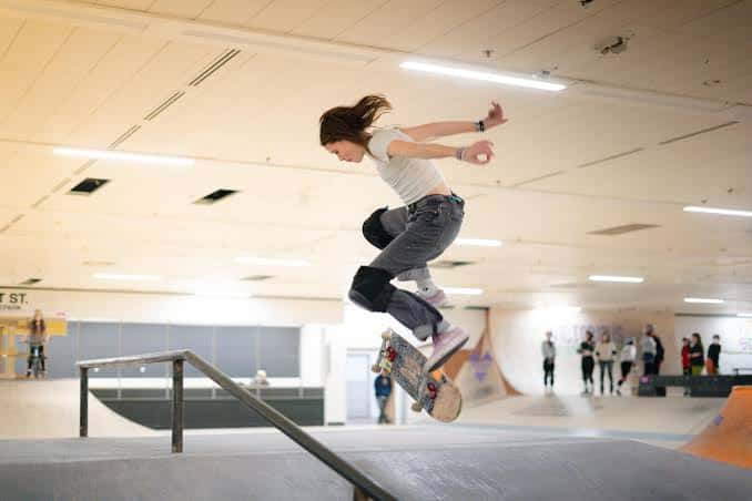 Skater realizando un truco en el aire dentro del skatepark