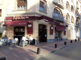 Fachada exterior del Café de Alba en Murcia con terraza y clientes sentados