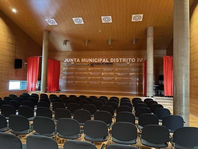 Interior del auditorio de la Junta Municipal con butacas y escenario