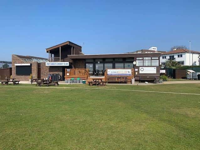 Fachada principal del Portsmouth Cricket Club con zona de picnic al aire libre