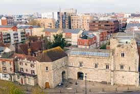 Vista panorámica de God's House Tower integrada en el paisaje urbano de Southampton