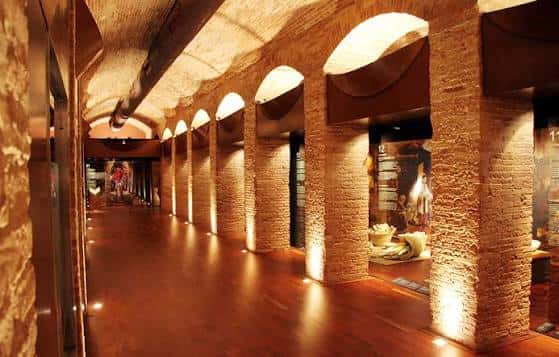 Interior del museo con bóvedas de ladrillo y columnas iluminadas