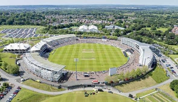 Vista aérea del Utilita Bowl en Southampton, mostrando el estadio lleno de espectadores y el campo de cricket