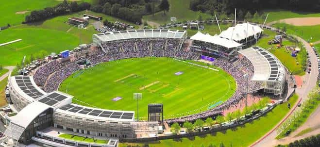 Vista panorámica del Utilita Bowl con gradas llenas y estructura moderna del estadio