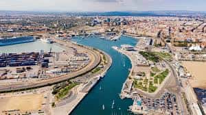 Vista aérea panorámica de La Marina de Valencia con el puerto y la ciudad al fondo