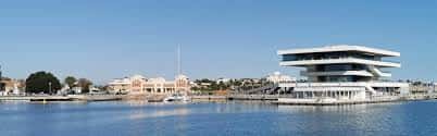 Fachada moderna del Centro de Arte Contemporáneo (CAC) frente al mar en La Marina
