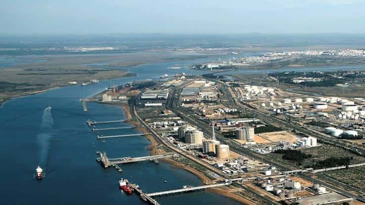 Panorama general del puerto industrial de Huelva con instalaciones y embarcaciones