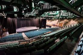 Interior del auditorio del York Barbican con butacas y escenario