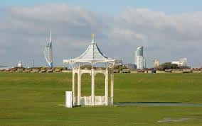 Vista panorámica del Southsea Bandstand con el Spinnaker Tower al fondo